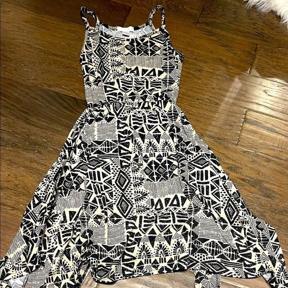 Black and White Small Magazine Dress - Picture 6 of 9